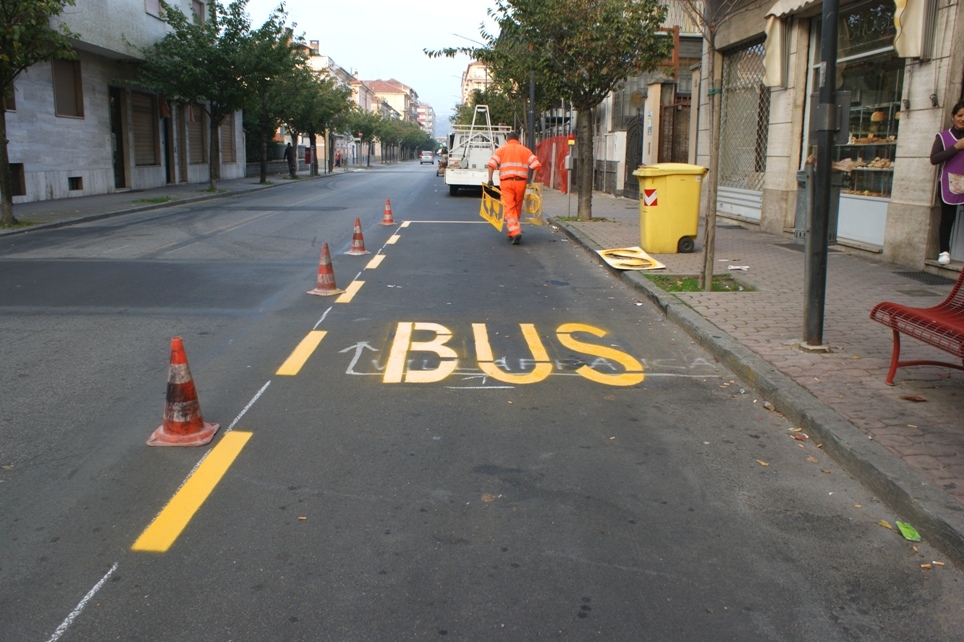 il tracciamento delle linee gialle alla fermata dei bus
